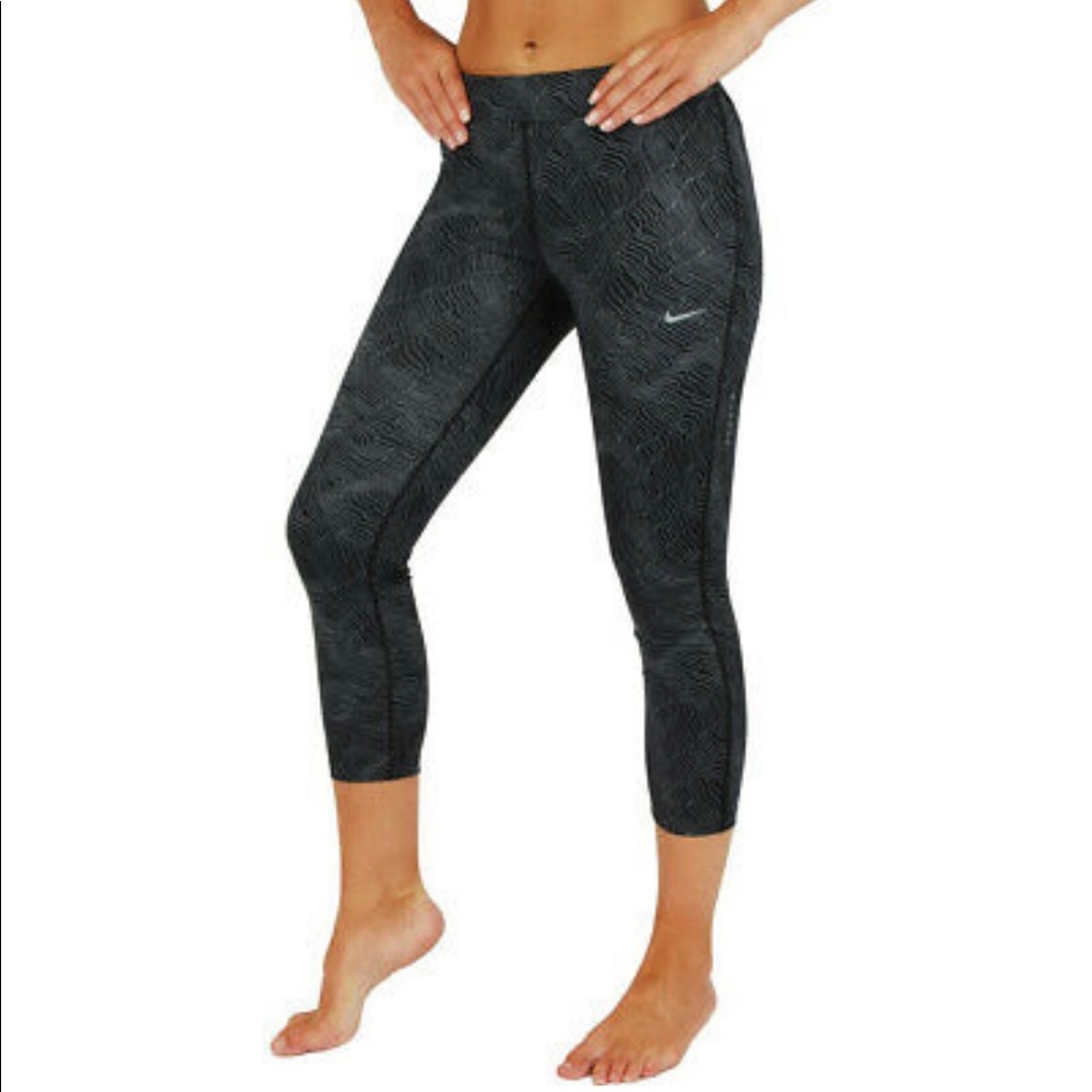 Womens NIKE Power Essential Tight Cropped Leggings